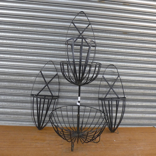 2210 - 4 Metal wire garden planters