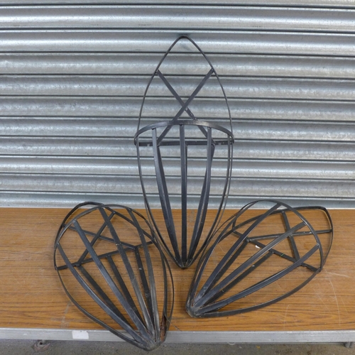 2210 - 4 Metal wire garden planters