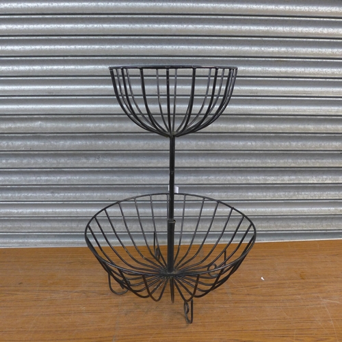 2210 - 4 Metal wire garden planters