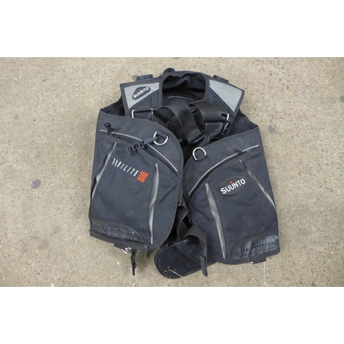 2278 - A Suunto Equilite 1000 diver's jacket, a pair of Rockfall size 6 safety shoes and a Portapuzzle jigs... 