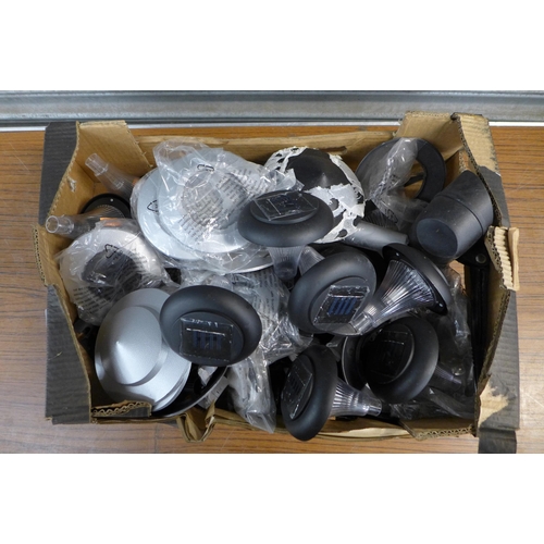 2305 - A large quantity of automatic solar powered garden lights