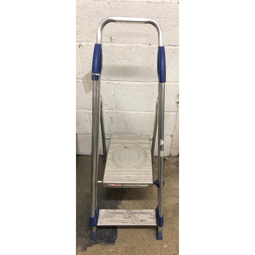 2345 - A set of 2 rung metal platform steps