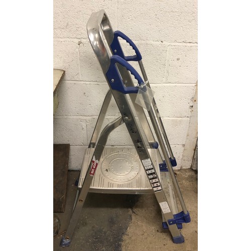 2345 - A set of 2 rung metal platform steps