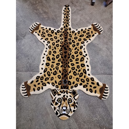 1553 - A rug in the form of a leopard, 6ft x 4ft