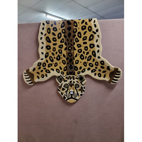 1553 - A rug in the form of a leopard, 6ft x 4ft