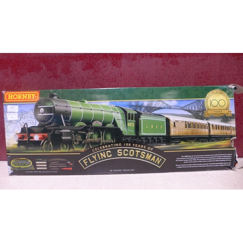 3067 - Hornby flying Scotsman 00 gauge train set RRP £279.99 (includes train, carriages, track, trackmat).