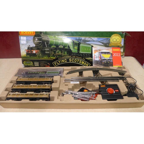 3067 - Hornby flying Scotsman 00 gauge train set RRP £279.99 (includes train, carriages, track, trackmat).