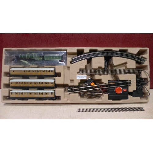 3067 - Hornby flying Scotsman 00 gauge train set RRP £279.99 (includes train, carriages, track, trackmat).