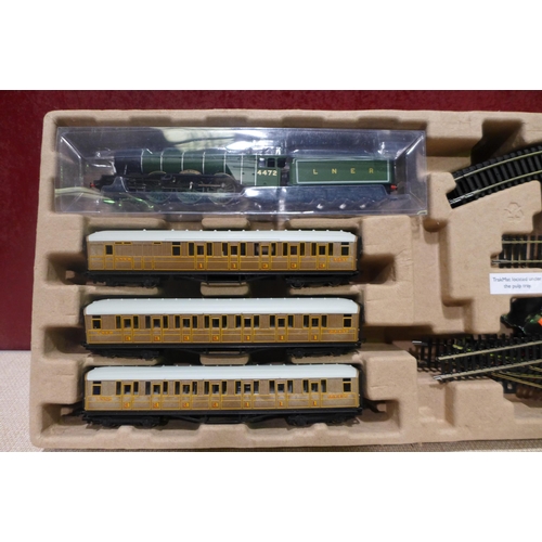 3067 - Hornby flying Scotsman 00 gauge train set RRP £279.99 (includes train, carriages, track, trackmat).