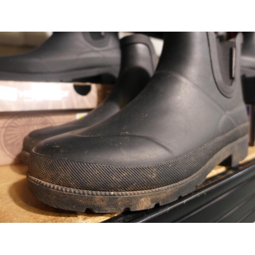 3131 - Two pairs of women's black weatherproof ankle boots - UK sizes 6 & 4 * This lot is subject to vat