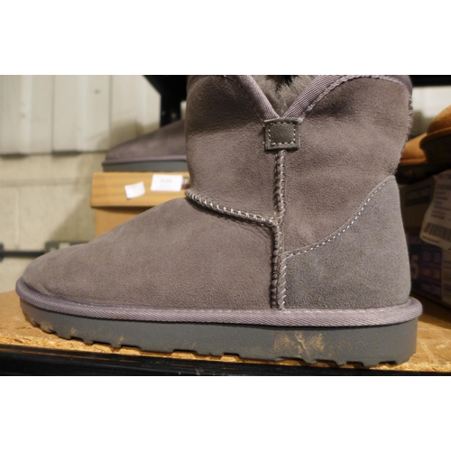 3133 - Two pairs of women's/kid's grey Shearling ankle boots - UK size 5 & 6  * This lot is subject to vat