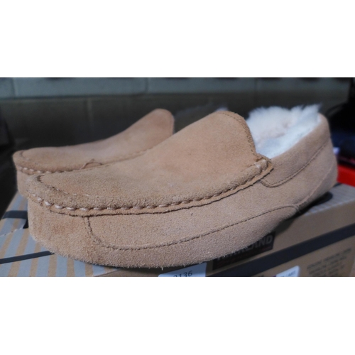 3136 - Two pairs of men's slippers - mixed styles and sizes   * This lot is subject to vat