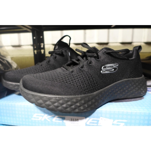 3138 - Pair of men's black Skechers - UK size 7* This lot is subject to vat