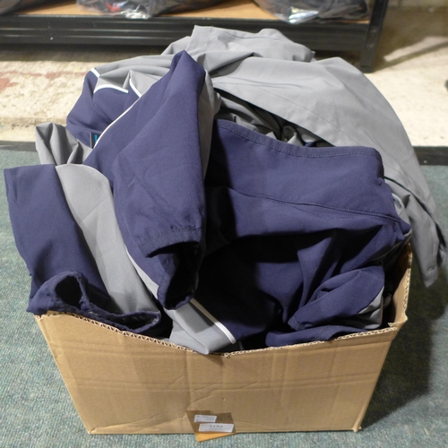 3142 - Small quantity of men's navy and black Callaway zip up jacket - mixed sizes * This lot is subject to... 