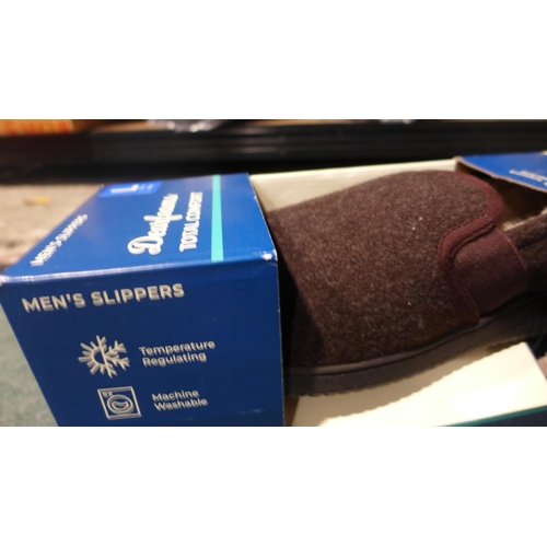 3149 - Two pairs of men's Dearfoam slippers - sizes L (10-11 )   * This lot is subject to vat