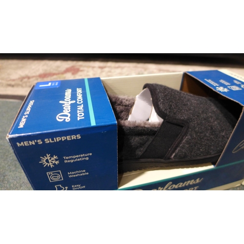 3152 - Two pairs of men's Dearfoam slippers - sizes M (8-9 ) & L (10-11)  * This lot is subject to vat