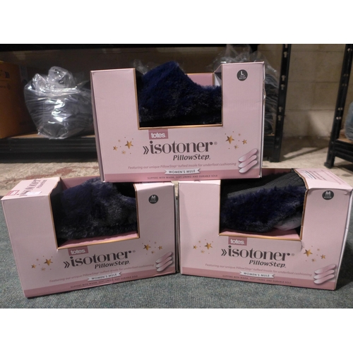 3154 - Three pairs of women's Totes slippers - size 2 x M (5-6) & 1 x L (7-8) * This lot is subject to vat