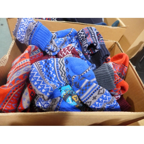 3192 - Quantity of men's loose socks - mixed sizes and colours  * This lot is subject to vat