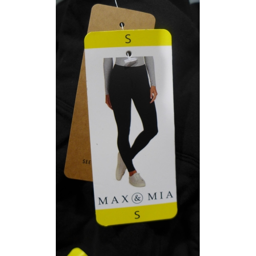 3202 - Assortment of women's leggings - various sizes, styles and colours. *This lot is subject to VAT