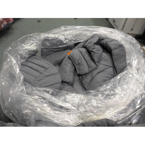 3241 - Quantity of mens grey 32 heat jackets - mainly size XXL. *This lot is subject to VAT