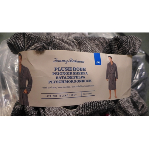 3243 - Quantity of men's Tommy Bahama plush robes - mixed sizes. *This lot is subject to VAT