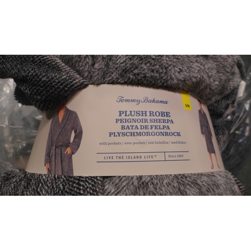 3243 - Quantity of men's Tommy Bahama plush robes - mixed sizes. *This lot is subject to VAT