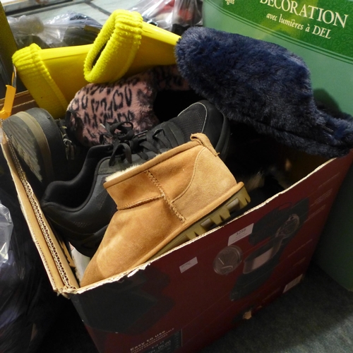 3256 - Assorted odd & single shoes & slippers - ex/display and used *This lot is subject to VAT