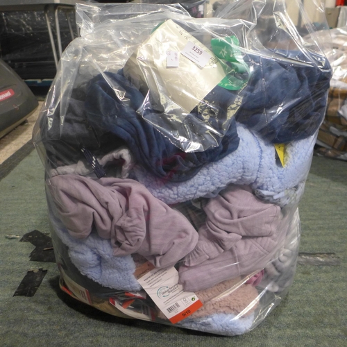 3259 - Mixed bag of children's clothing, various sizes *This lot is subject to VAT