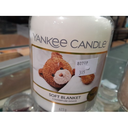 3064 - 2 x Yankee Candles (316-372/913) * This lot is subject to VAT