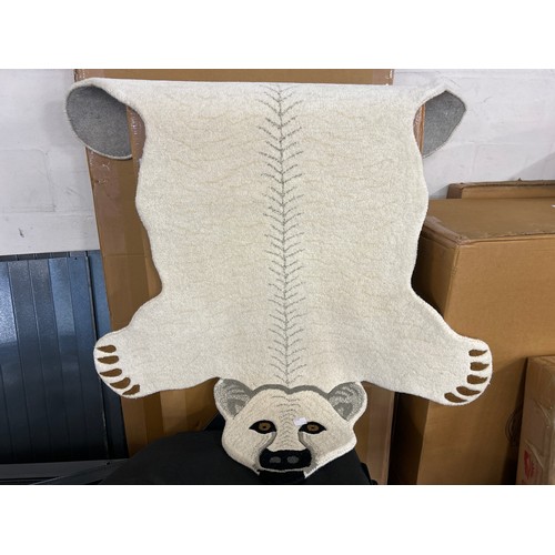 1555A - A rug in the form of a Polar Bear, 6ft x 4ft