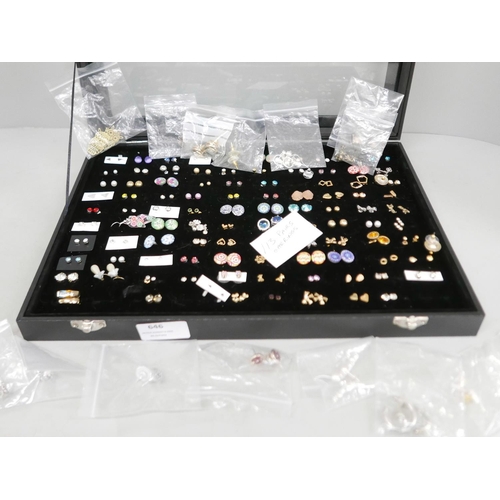 646 - A jewellery display box with 113 pairs of earrings