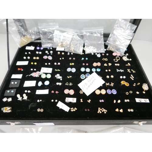 646 - A jewellery display box with 113 pairs of earrings