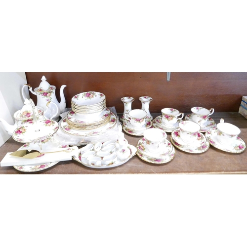 648 - A collection of Old Country Roses and Royal Albert; six dinner plates, six side plates, eight napkin... 