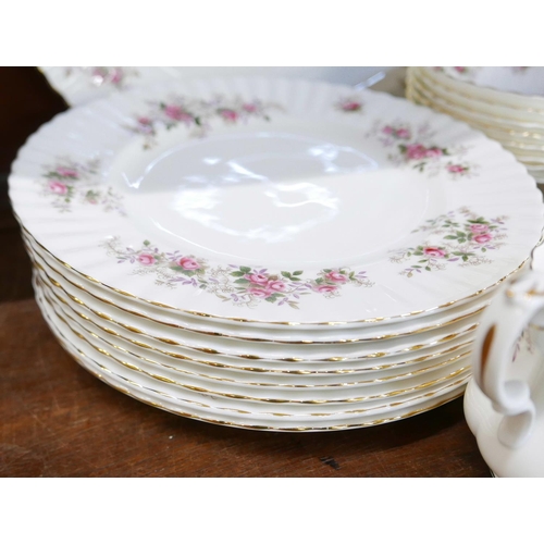 651 - Royal Albert Lavender Rose eight setting dinnerwares with two side plates, oval serving plate and a ... 