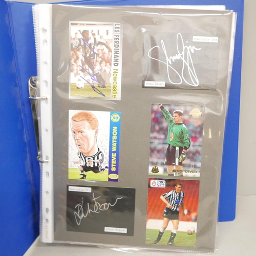 657 - Sporting memorabilia; a collection of Newcastle United autographs (18) and programmes, autographs in... 