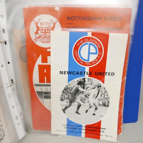 657 - Sporting memorabilia; a collection of Newcastle United autographs (18) and programmes, autographs in... 