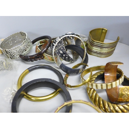 669 - Costume jewellery bangles and bracelets