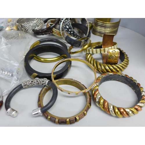 669 - Costume jewellery bangles and bracelets