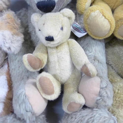735 - Six Teddy bears, Cottage Collectables and five others
