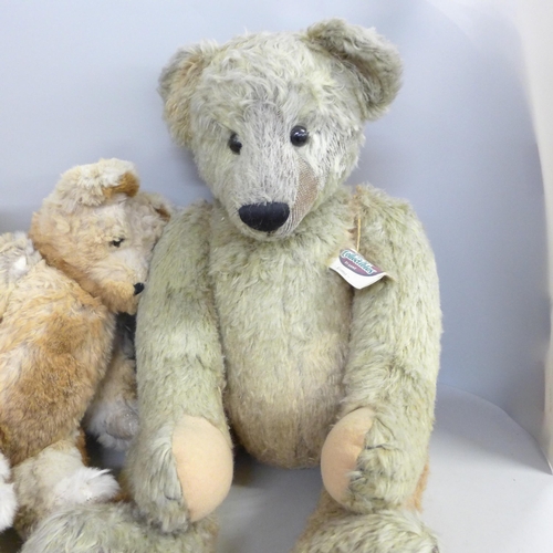 735 - Six Teddy bears, Cottage Collectables and five others
