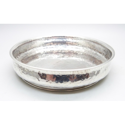 794 - An Arts and Crafts hammered silver dish, Sheffield 1927, Cooper Bros. and Sons, 141g, diameter 12cm