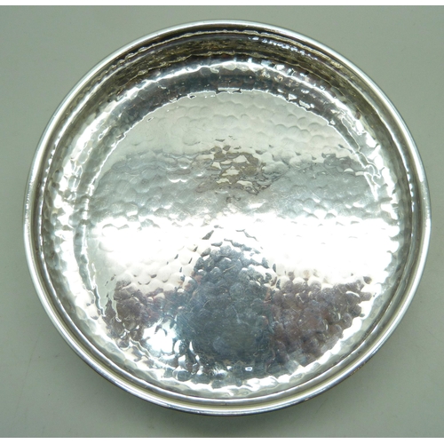 794 - An Arts and Crafts hammered silver dish, Sheffield 1927, Cooper Bros. and Sons, 141g, diameter 12cm