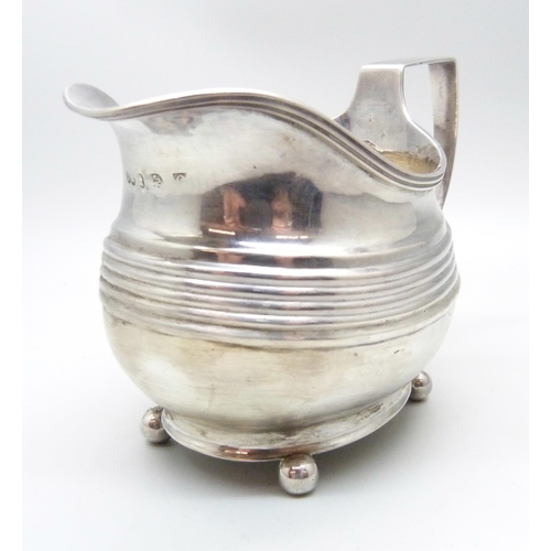 795 - A Georgian silver jug, mark worn, 116g
