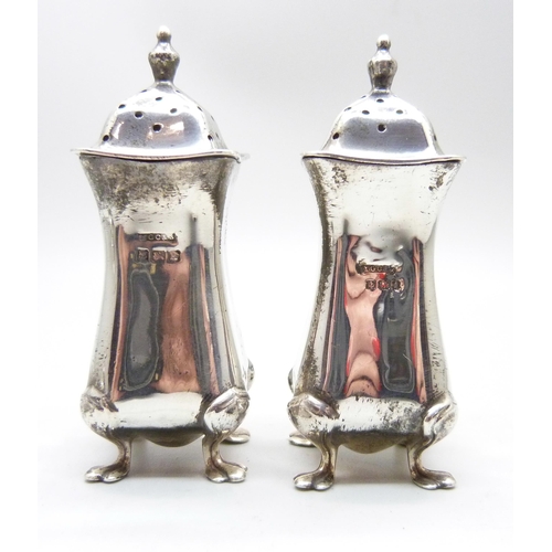 796 - A silver cruet set, Birmingham 1908/10, 99g