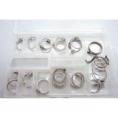 815 - Twenty-seven silver rings