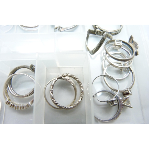 815 - Twenty-seven silver rings