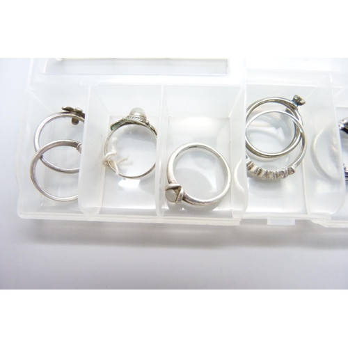 815 - Twenty-seven silver rings