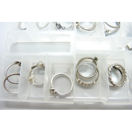 815 - Twenty-seven silver rings