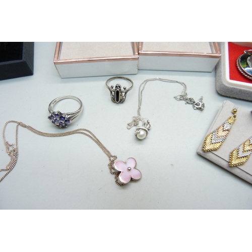 826 - A collection of boxed silver jewellery