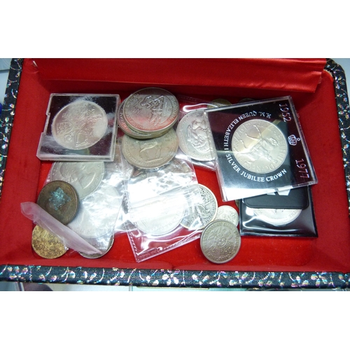 828 - A box of commemorative crowns, £5 coin, silver jubilee 1952-1977 coin, GB coins, etc.